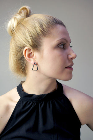 curve post earrings in black