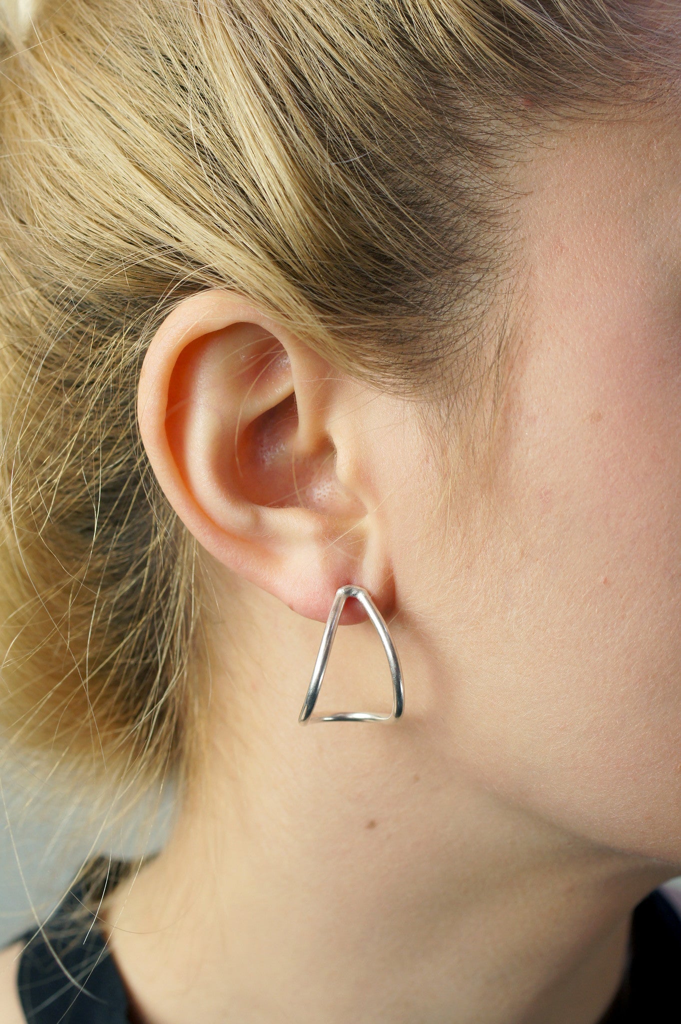 curve post earrings in silver - sample sale