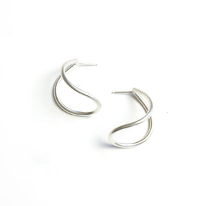 curve post earrings in silver - sample sale