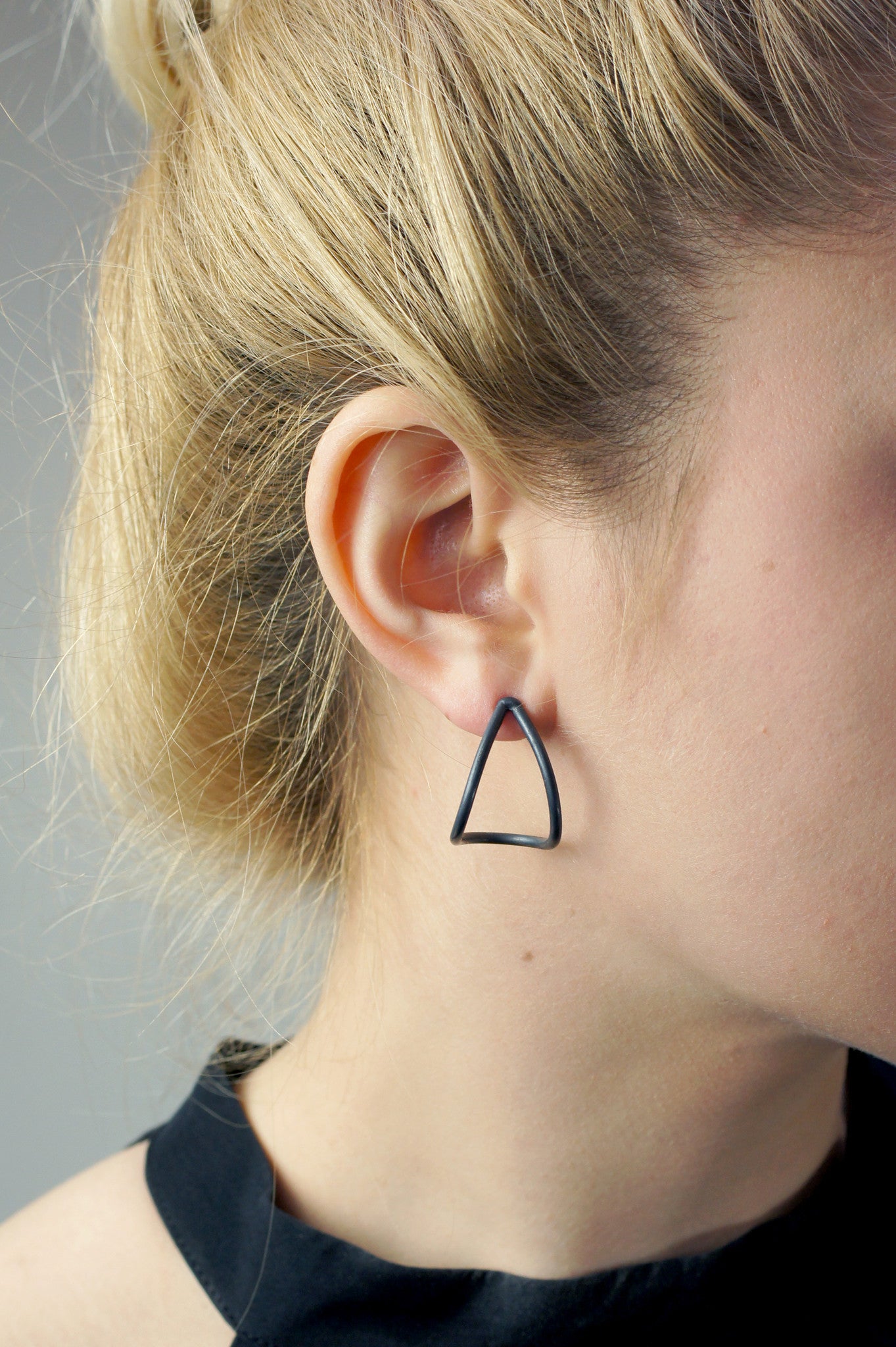curve post earrings in black