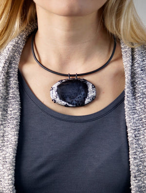 oval Contra Noir necklace