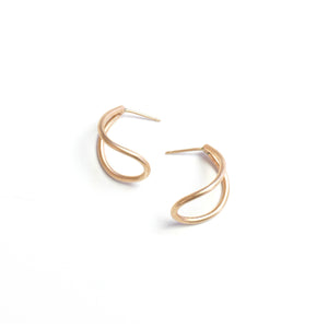 small curve post earrings in bronze