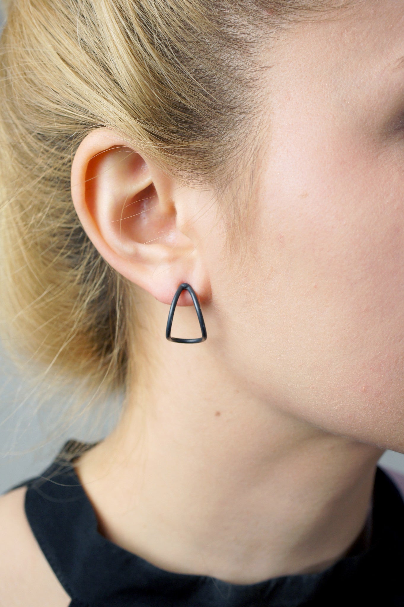 small curve post earrings in black