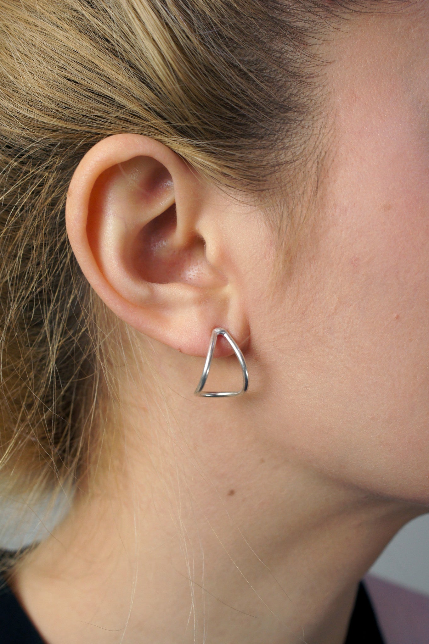 small curve post earrings in silver