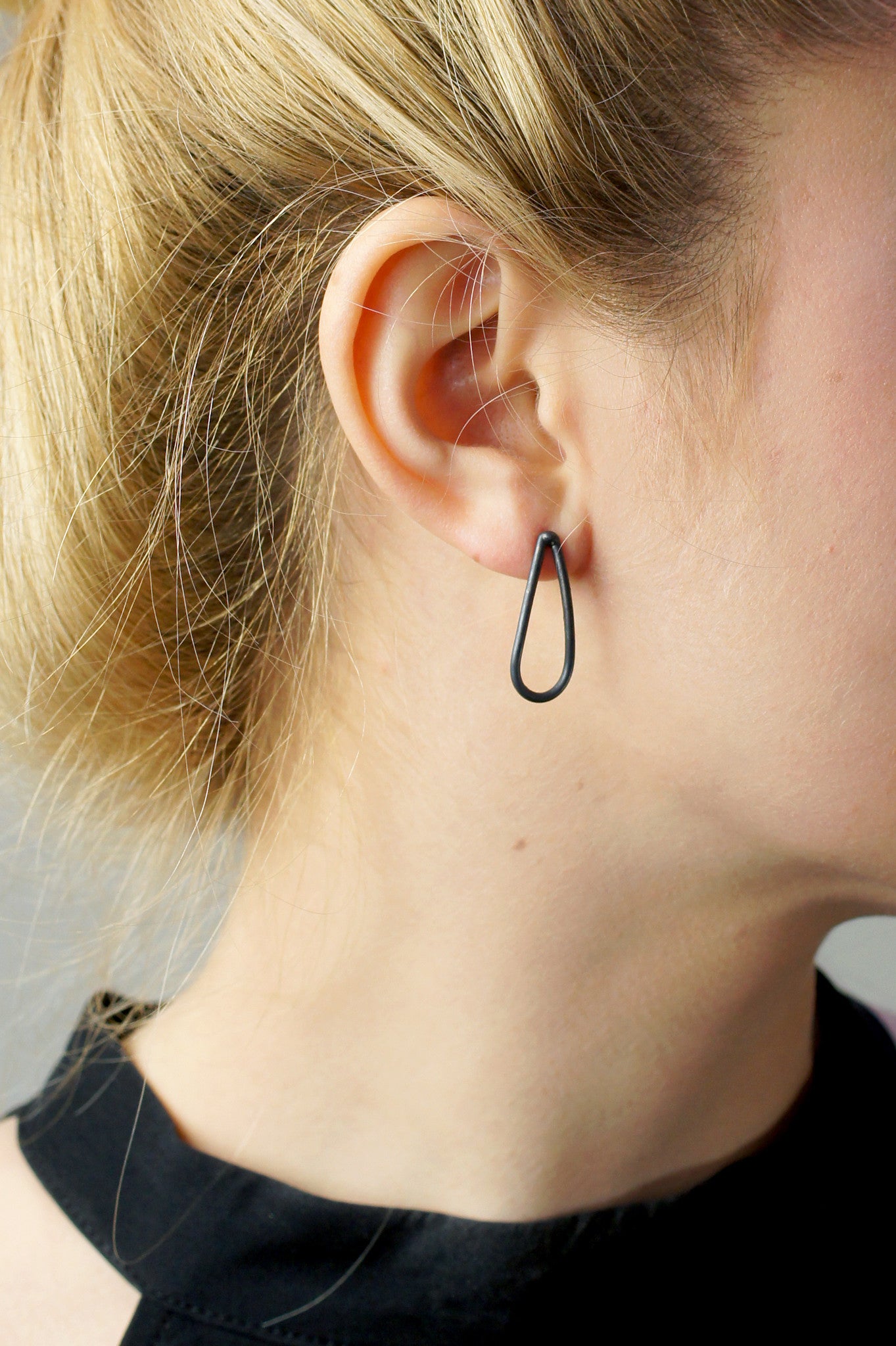 small petal post earrings in black