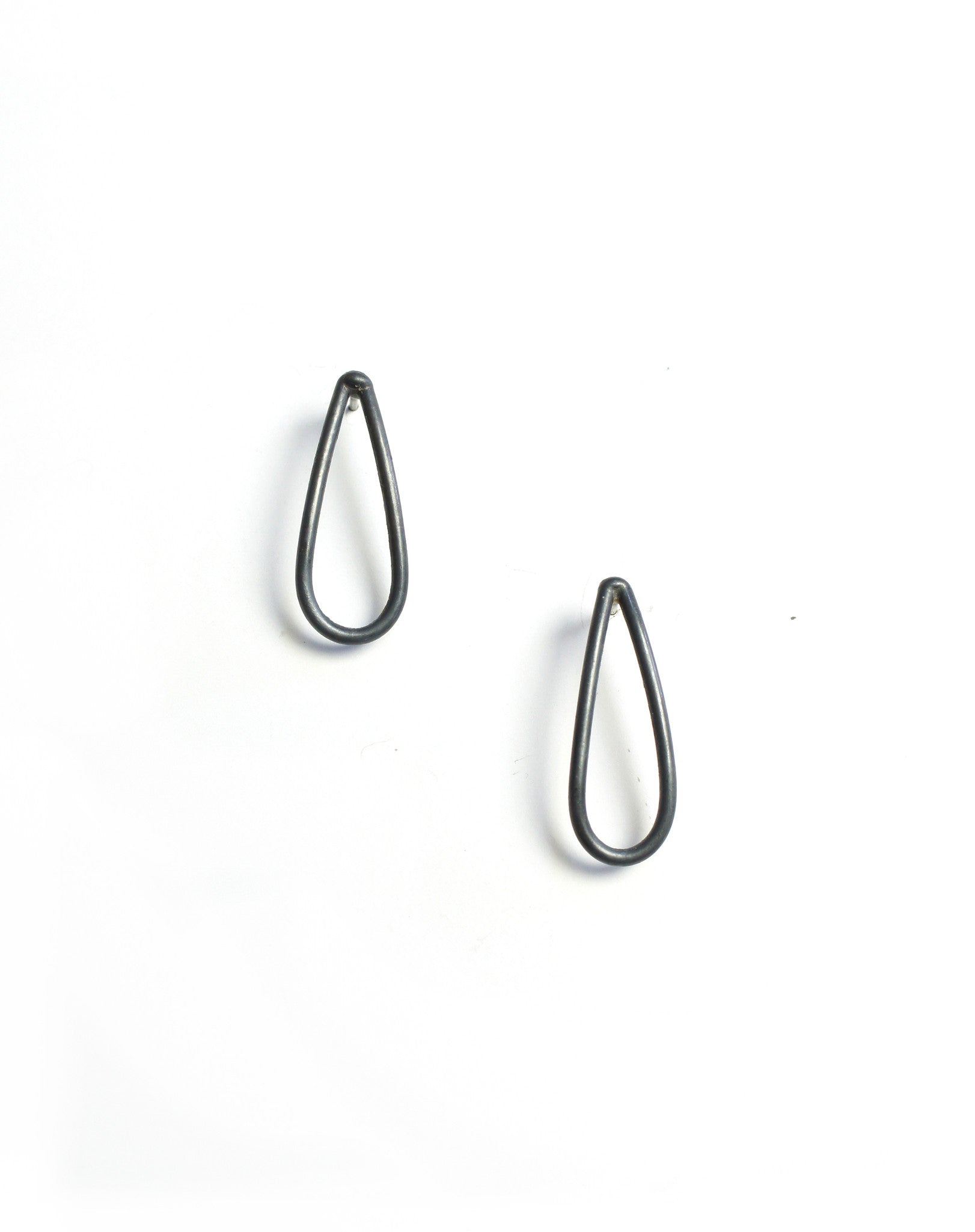small petal post earrings in black