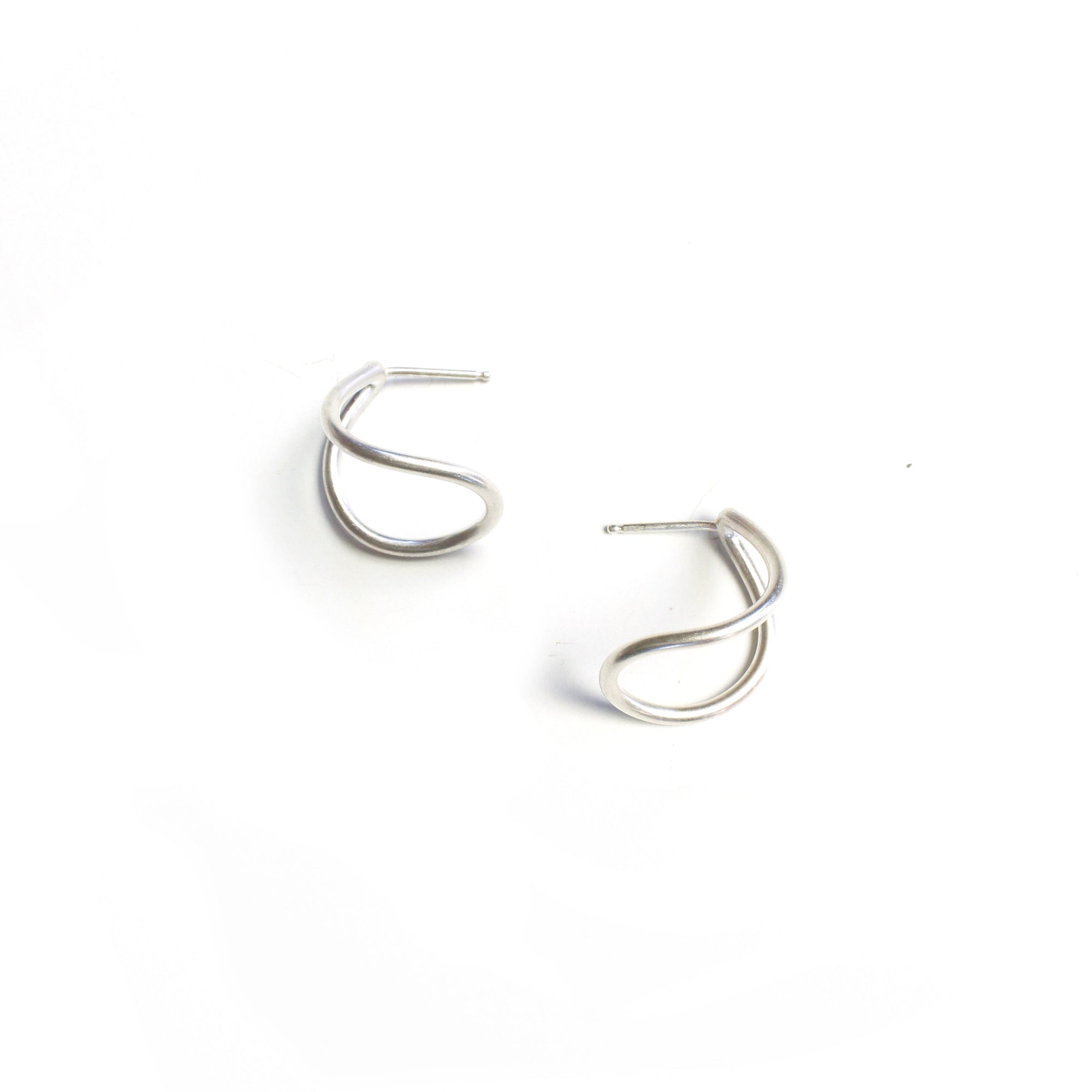small curve post earrings in silver