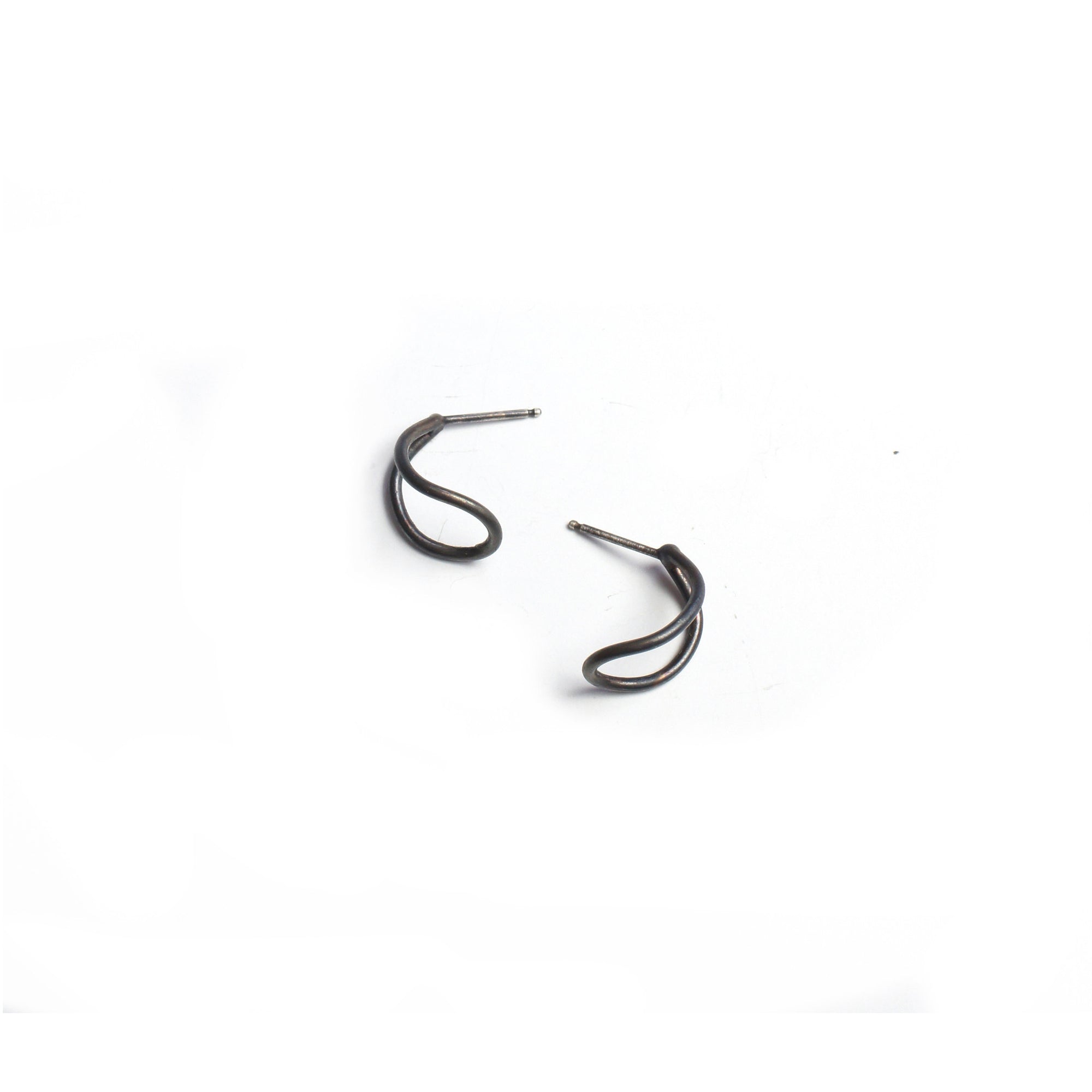 tiny curve post earrings in black